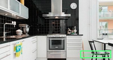 Șorț negru în bucătărie albă
