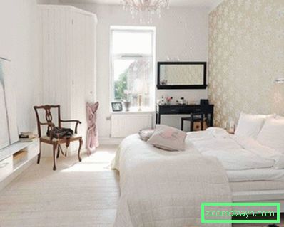 cool-Scandinavian-dormitor-decor-cu-alb-tesatura-cearceaf-și-frumos-candelabru-și-modern-tapet-a adăugat-negru-laminat-lemn-vanitate