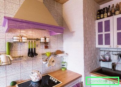 Interiorul bucătăriei în stil Provence cu accente purpurii