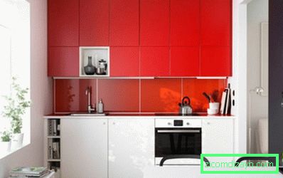Bucătărie roșie și albă