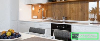Șorț în interiorul bucătăriei în stilul minimalismului - sticlă și lemn