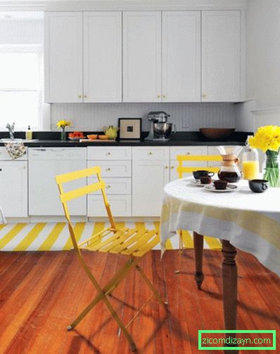 Bucătărie albă cu accente galbene